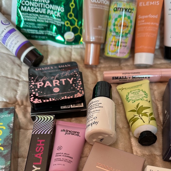 Large Box of Assorted Beauty and Skincare Collections - Picture 14 of 15